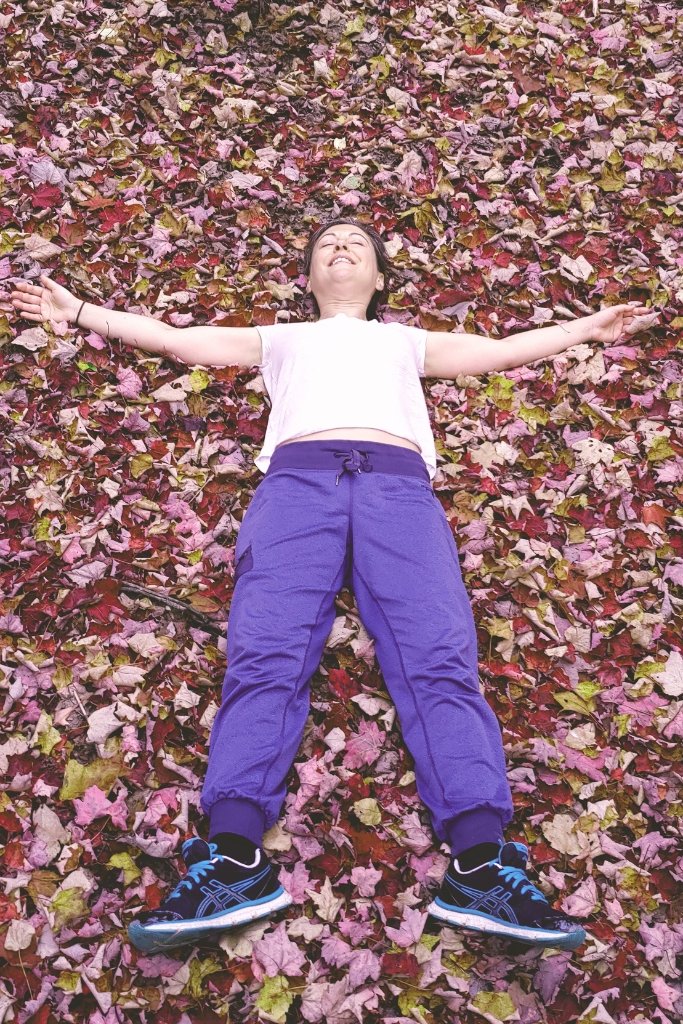 Laure Colla - yoga nidra - automne Québec Photo de Laure Colla, thérapeute, en yoga nidra dans un paysage automnal québécois
