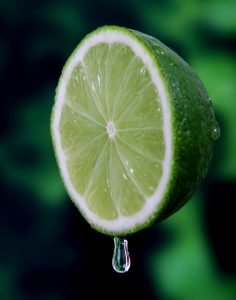 Photo de premier plan d'un citron lime juteux d'un vert éclatant qui inspire la détox du corps et du mental par la Vitalité Émotionnelle avec Laure Colla.