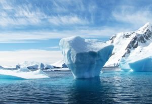 Photo d'un iceberg en pleine mer sous un ciel bleu, avec sa face cachée à découvrir grâce à la méditation et aux thérapies brèves avec Laure Colla. collaure.com