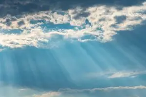 Photo du ciel et des rayons de soleil à travers les nuages.