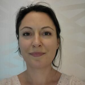 Photo de moi, Laure Colla, Déshypnose & Hypnose en Vitalité Émotionnelle.