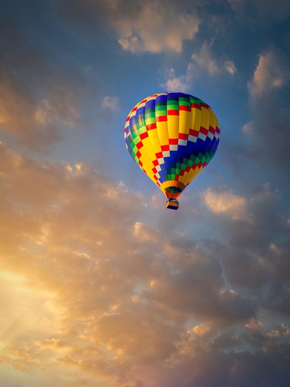 Montgolfière - libération Photo d'une montgolfière dans un ciel doré